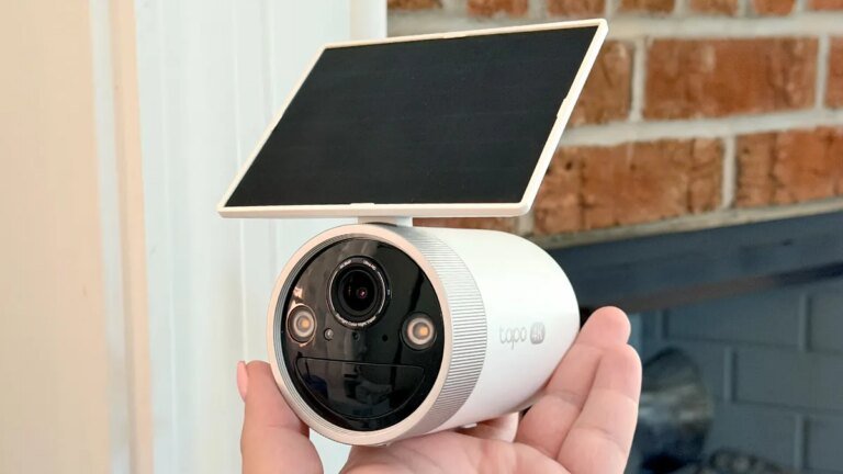 I set up a solar panel security camera in my yard – and the image quality beat my Ring