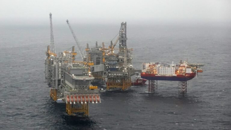 Oil rises as Iran vows not a single drop of oil will transit Hormuz