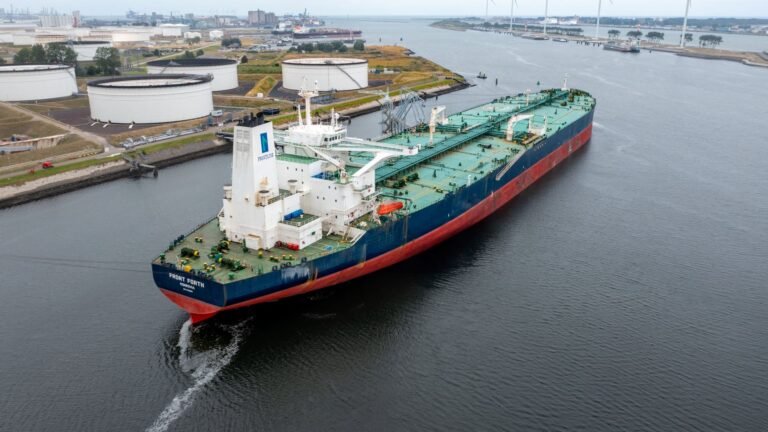 Strait of Hormuz traffic: renewed U.S.-Iran conflict chokes Hormuz