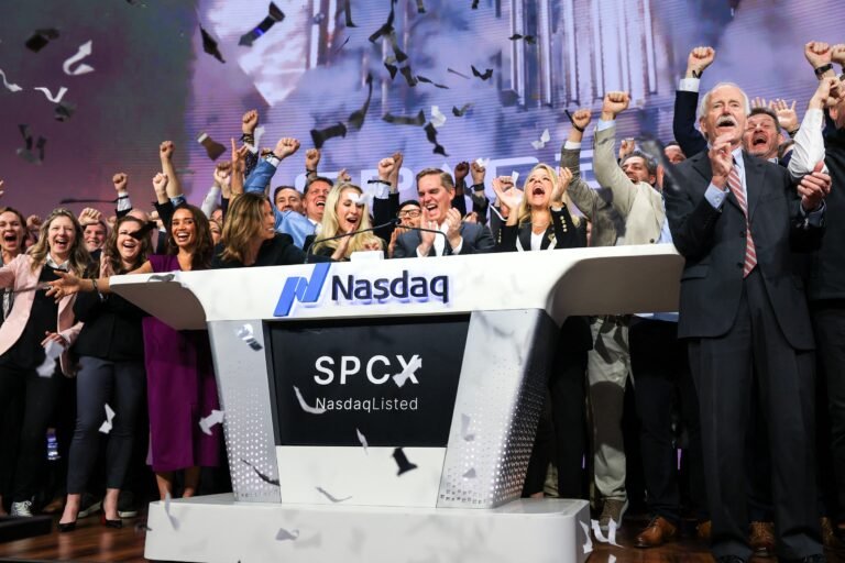 SpaceX Falls Below IPO Price for First Time: Lock-Up Cliff and AI Losses Test Bulls