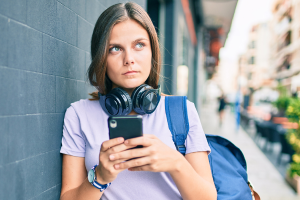 How to Spot Fake Court Texts and Celebrity Deepfake Ads: This Week in Scams
