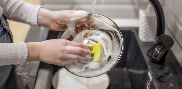 In lab tests, salmonella, E. coli and staph survived 14+ days in kitchen sponges — 3 days after drying out — and one wipe moved up to 100,000 bacteria to a clean surface; smell and color gave no indication of contamination. Brushes dry faster and carry far fewer bacteria, researchers say.