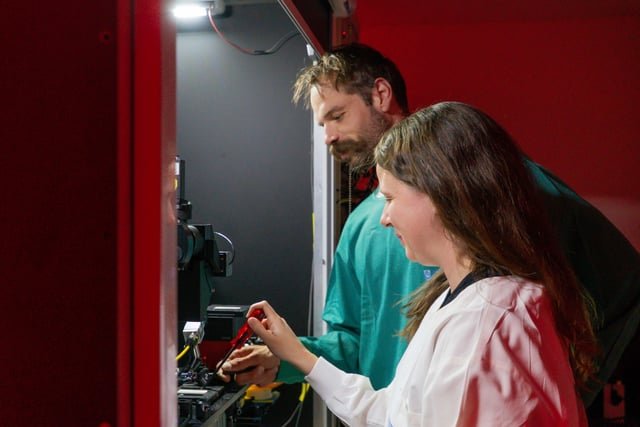 Researchers from UQ’s Queensland Brain Institute have helped uncover a new clue about how the skin detects harmless warmth and cool. The team studied specialised nerve cells called thermoreceptors, and tracked how they responded to carefully controlled cooling and warming.
