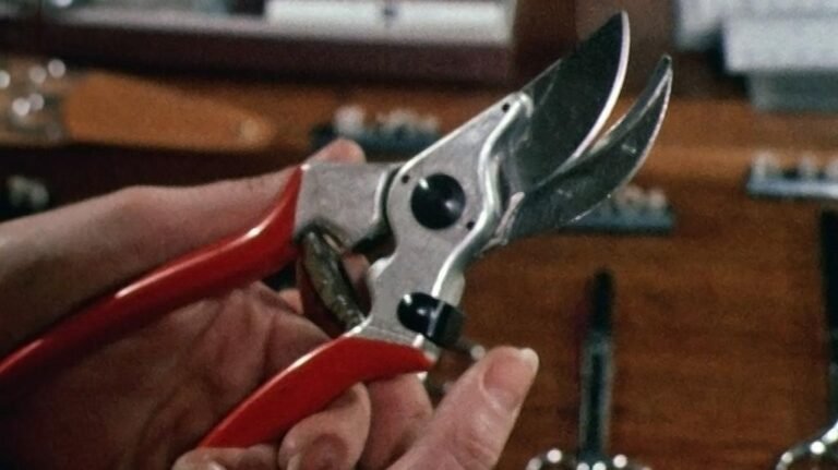 1975: The world’s first shop for left-handers