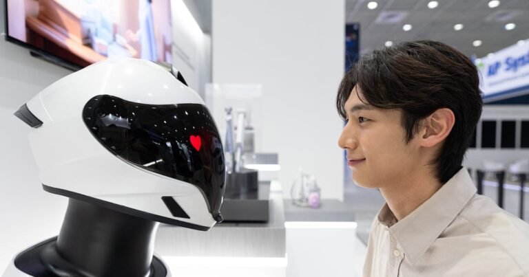 Samsung, LG Unveil OLEDs for Humanoid Robots, AI Devices – 조선일보