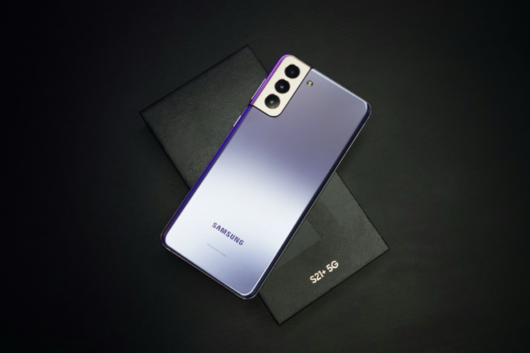 Global Smartphone Shipments Fall 11% in Q2 2026, Samsung Regains No. 1 Spot