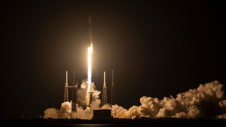 SpaceX launches secret US spy satellite from Florida (video)