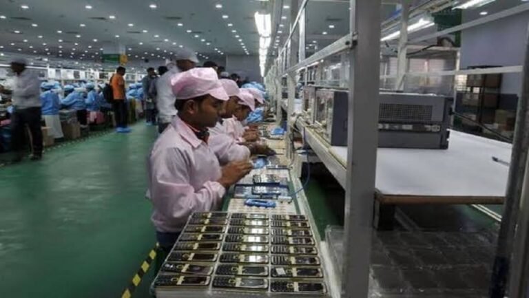 Pakistan’s Mobile Phone Assembly Falls 12% in June as Imports Surge