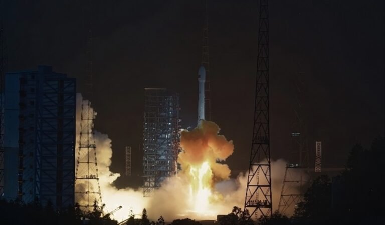 Lightning strikes Long March 3B after liftoff, Kinetica-1 launches 5 satellites
