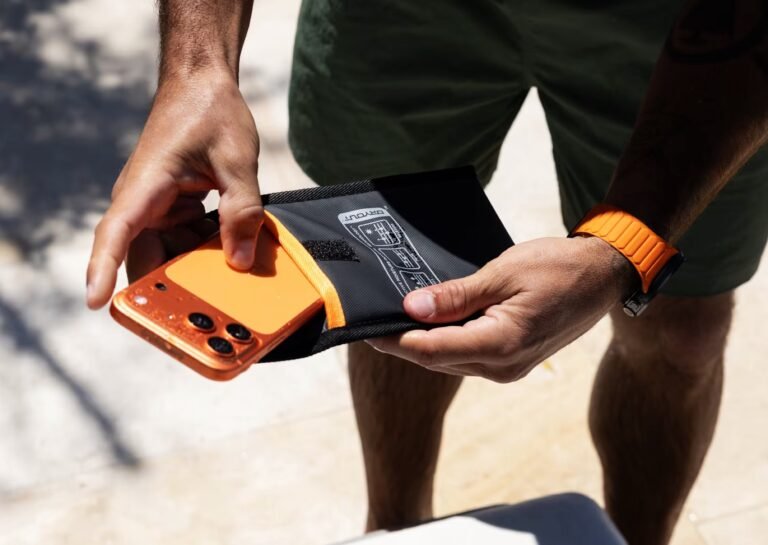 Phone Rescue Pouch dries wet smartphones and gadgets like a bowl of rice