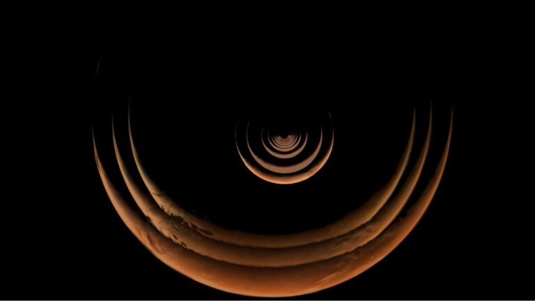 A Spacecraft Skimmed 2,800 Miles From Mars, And Captured This Breathtaking, Trippy Timelapse : ScienceAlert