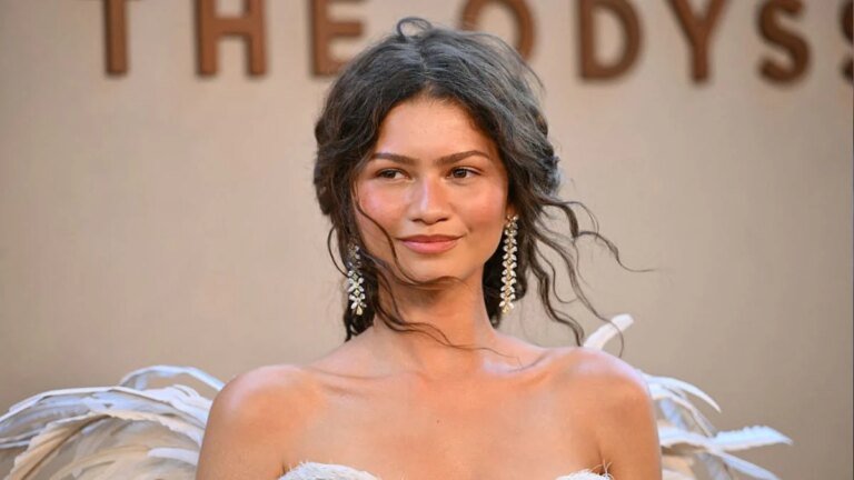 Scientists Finally Worked Out Why Some Hair Is Curly – And It Starts Beneath The Skin : ScienceAlert