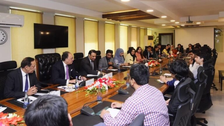 FinMin Briefs URAAN Scholars on Pakistan’s Digital Economy