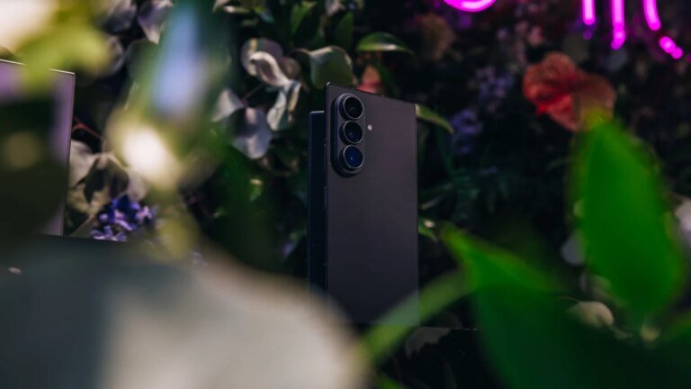 Save $1,100 on a Samsung Galaxy Fold8 Ultra when you preorder at T-Mobile