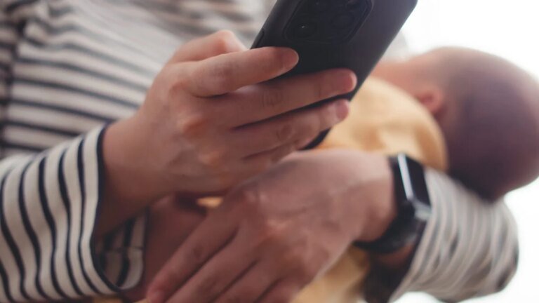 New Study Says Parents’ Phone Use Might Be Giving Kids Attachment Issues Later On