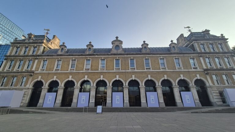 Purple ‘Galaxy Unpacked’ Adorns London Landmark as Foldable Reveal Nears