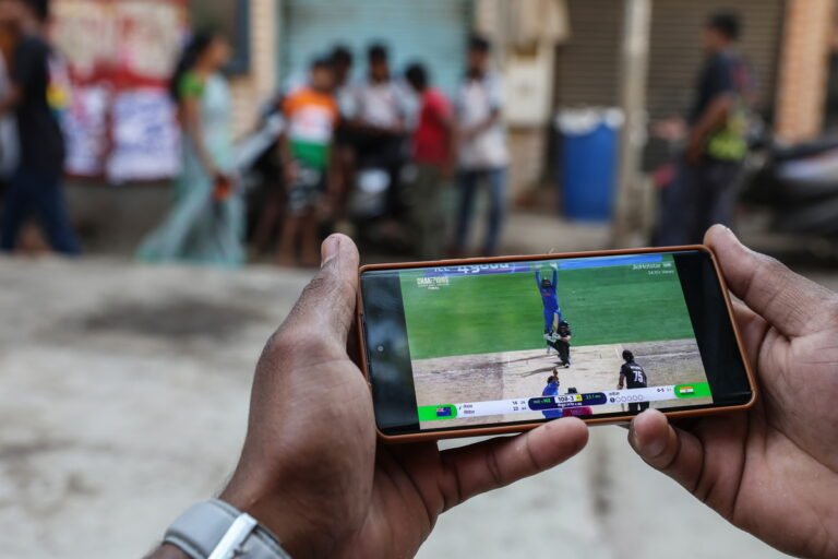 India Smartphone Shipments Fall 10% as Memory Prices Surge