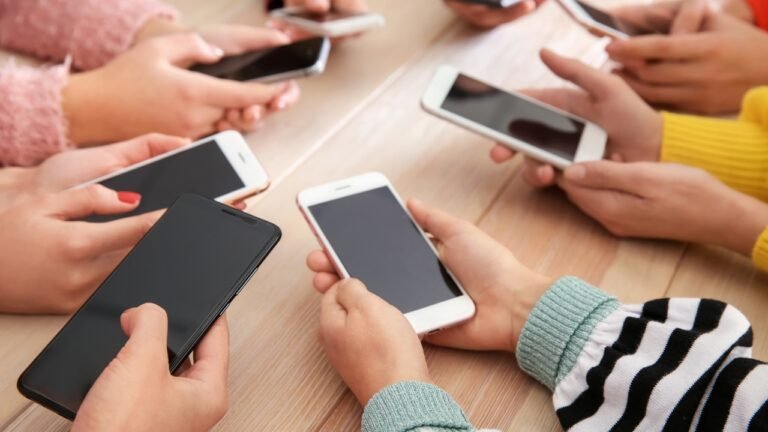 Pakistan Mobile Phone Imports Surge to $1.889B in FY 2025-26