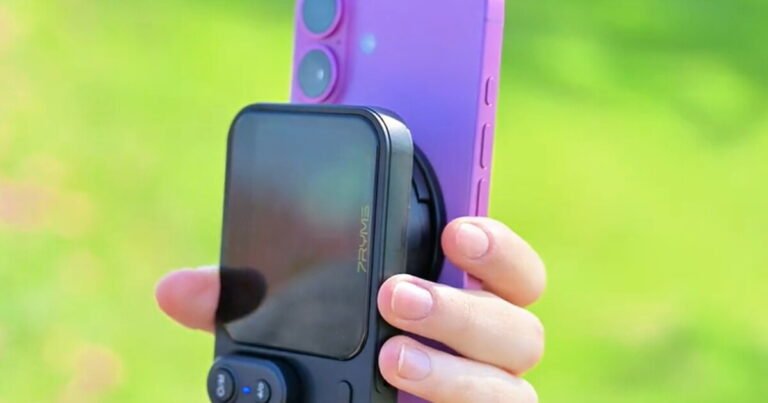 Magnetic smartphone monitor solves major selfie headache