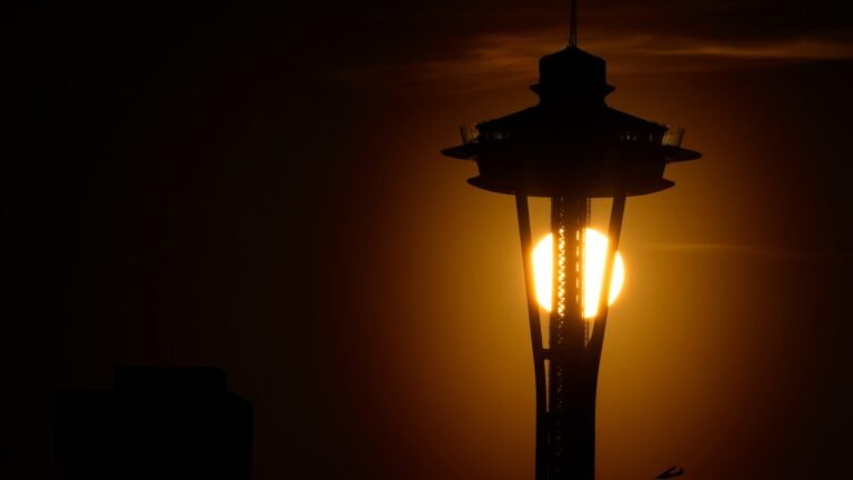 Seattle police seek two men who parachuted from the Space Needle
