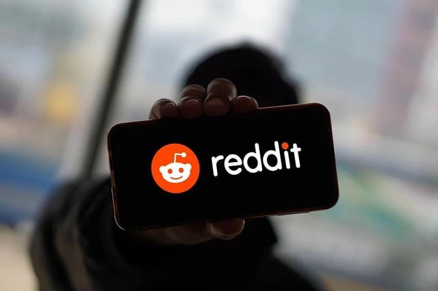 Reddit Stock Collapses 23% as AI Eats Away at User Growth